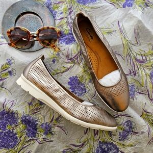 NIB Clarks | Jenette Ease Metallic Perforated Leather Ballet Flats | Size 9 Wide